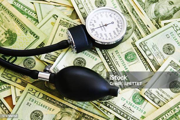 Financiero De Salud Foto de stock y más banco de imágenes de Accidentes y desastres - Accidentes y desastres, Ahorros, Asistencia sanitaria y medicina