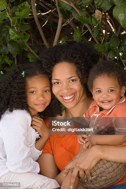 Photo libre de droit de Mère Avec Ses Enfants banque d'images et plus d'images libres de droit de Adulte - Adulte, Afro-américain, Amour