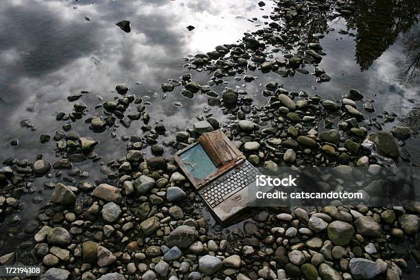 Mokre Zardzewiały Laptopa Leżąc Na Rzekę Rocks - zdjęcia stockowe i więcej obrazów Elektro-odpady - Elektro-odpady, Rzeka, Kałuża