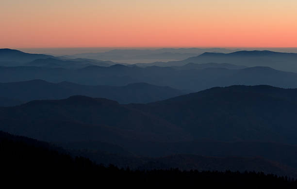 スモーキーな山の日の出 - tennessee east mountain smoke ストックフォトと画像