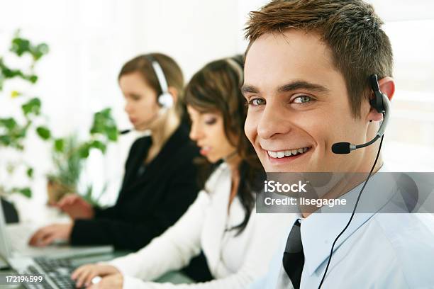 Trabajadores De Servicio Al Cliente Foto de stock y más banco de imágenes de Teléfono - Teléfono, Trabajar, 20 a 29 años