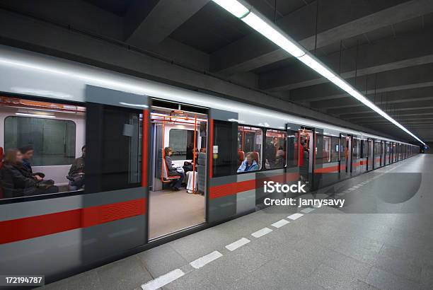 Trem Na Estação De Metro - Fotografias de stock e mais imagens de Arquitetura - Arquitetura, Chão, Cidade