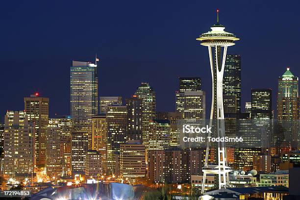 Horizonte De Seattle Foto de stock y más banco de imágenes de Aguja espacial - Aguja espacial, Noche, Distrito central