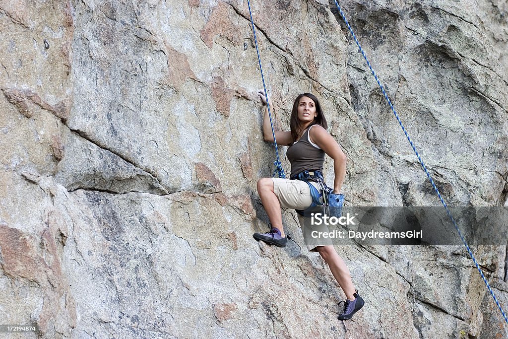 Attraktive Klettern Frau - Lizenzfrei Bergsteigen Stock-Foto