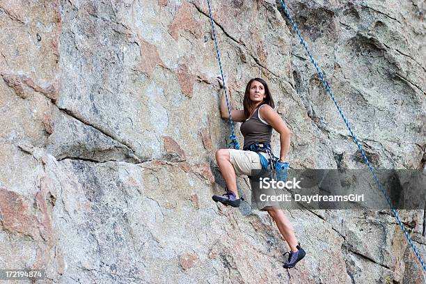 Attraktive Klettern Frau Stockfoto und mehr Bilder von Bergsteigen - Bergsteigen, Felsklettern, Menschliches Gesicht