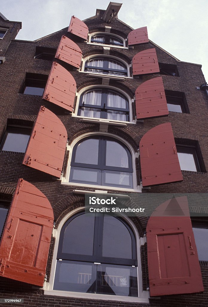 Vermelho shutters - Foto de stock de Aberto royalty-free
