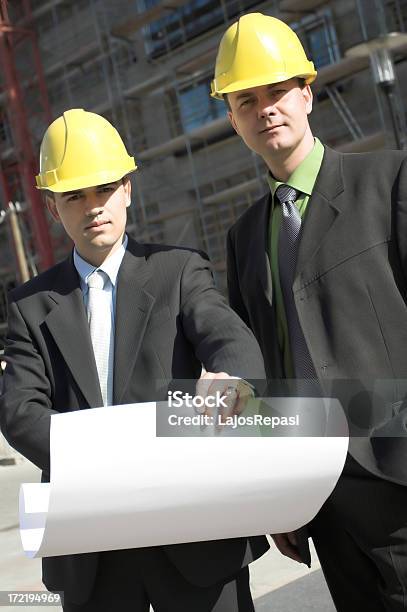 Foto de Dois Com O Líder Do Projeto De Construção De Site e mais fotos de stock de Acordo - Acordo, Adulto, Amarelo
