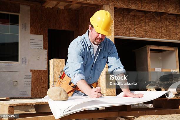 Construção Foreman Verificar O Progresso - Fotografias de stock e mais imagens de Adulto - Adulto, Adulto maduro, Amarelo