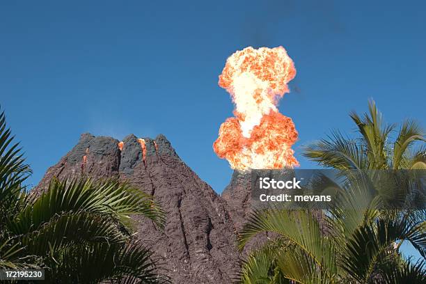 Foto de Vulcão Em Erupção e mais fotos de stock de Vulcão - Vulcão, Entrar em Erupção, Fantasia - Conceito