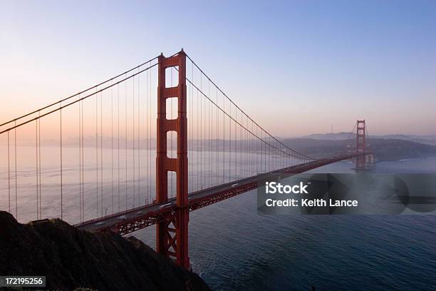 Golden Gate Bridge Al Tramonto - Fotografie stock e altre immagini di Acqua - Acqua, Alba - Crepuscolo, Ambientazione esterna