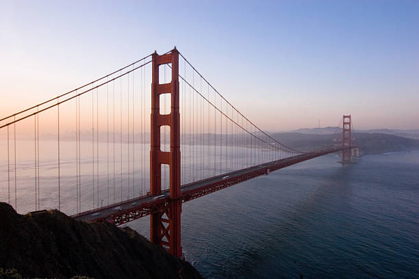 golden gate bridge em sunrise - san francisco county suspension bridge cityscape marin tower imagens e fotografias de stock