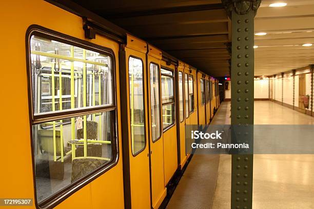 Underground W Budapeszcie - zdjęcia stockowe i więcej obrazów Metro - Metro, Budapeszt, Pod ziemią