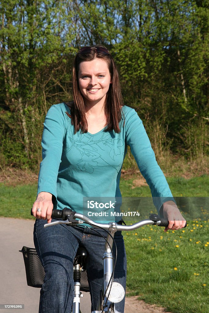 Mujer con bicicleta Sobre recorrido - Foto de stock de Actividad libre de derechos