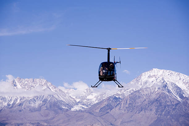 robinson en hélicoptère - r44 helicopter r22 mountain photos et images de collection