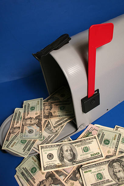 istock Cash in the mailbox 172195486