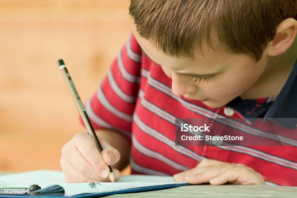 Menino De Escrever - Fotografias de stock e mais imagens de Listrado - Listrado, Rapazes, 6-7 Anos