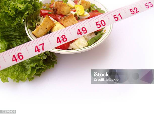 Foto de De Dietasalada Com Fita De Medição e mais fotos de stock de Alface - Alface, Alimentação Não-saudável, Alimentação Saudável