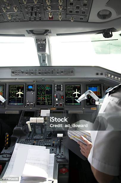 Inny Kierownik Uwaga2 - zdjęcia stockowe i więcej obrazów Podręcznik użytkownika - Podręcznik użytkownika, Kokpit, Samolot komercyjny