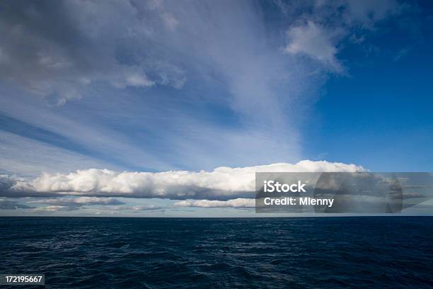 Panorama De Paisagem Com Nuvens - Fotografias de stock e mais imagens de Baixo - Baixo, Azul, Céu