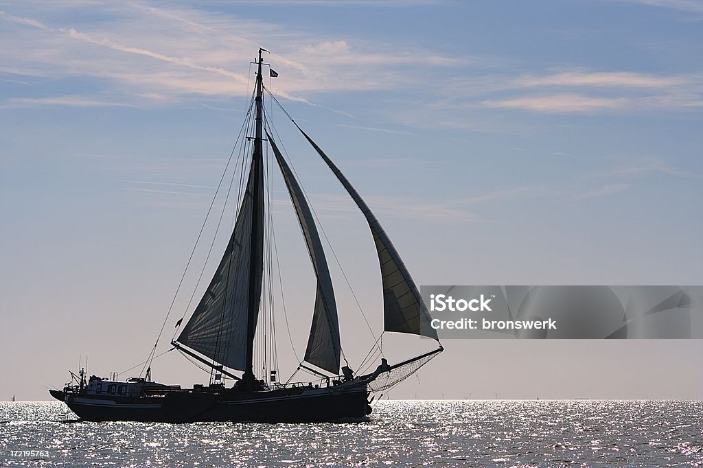 Segelfahrt bei Sonnenuntergang mit einem traditionellen klassischen Charta Schiff - Lizenzfrei Wattenmeer Stock-Foto