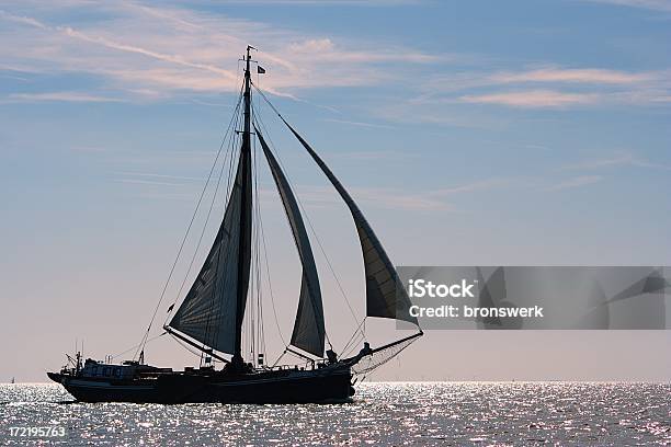 Segelfahrt Bei Sonnenuntergang Mit Einem Traditionellen Klassischen Charta Schiff Stockfoto und mehr Bilder von Wattenmeer