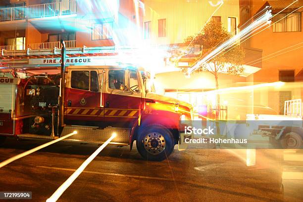 Lotta Antincendio Di Soccorso - Fotografie stock e altre immagini di Città - Città, Notte, TIR