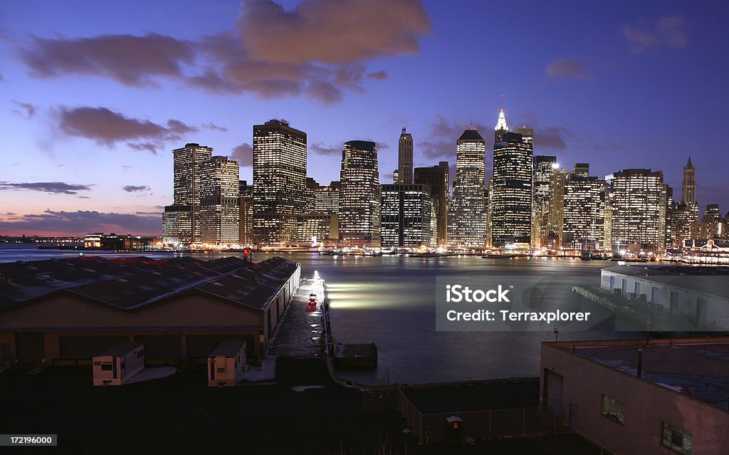 Wasser und die Skyline von Manhattan in der Dämmerung - Lizenzfrei Abenddämmerung Stock-Foto