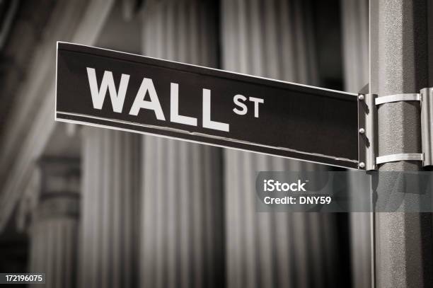 Foto de Sinal De Wall Street e mais fotos de stock de Bolsa de Valores de Nova York - Bolsa de Valores de Nova York, Bolsa de valores e ações, Destino turístico