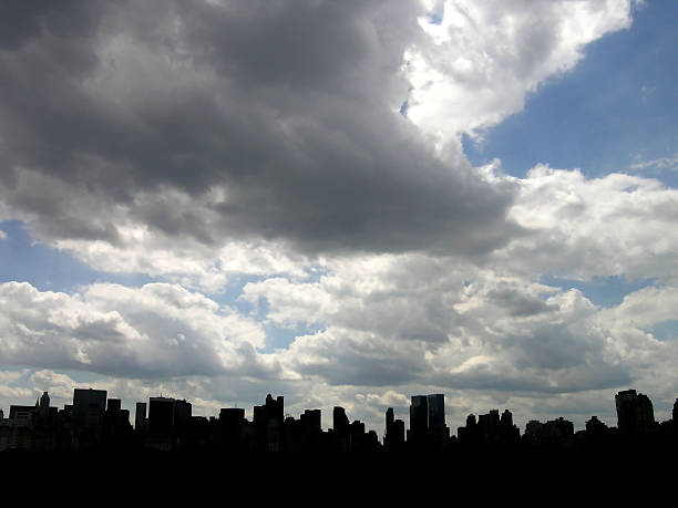 silhouette ville de new york - manattan photos et images de collection