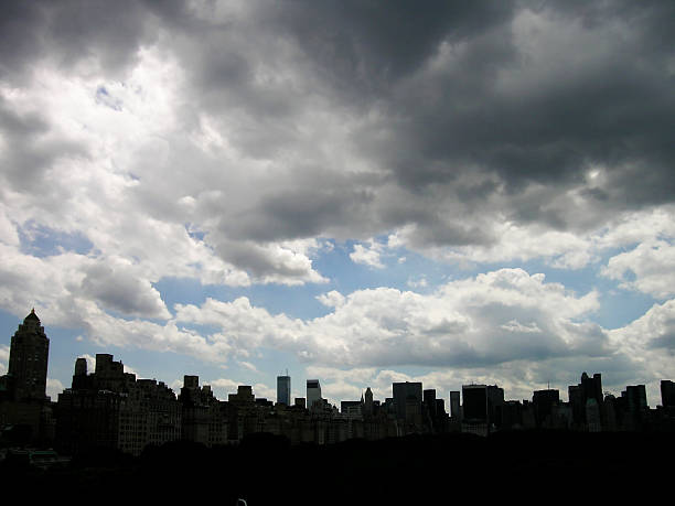 dramáticas nuvens de tempestade no horizonte de nyc - manattan - fotografias e filmes do acervo