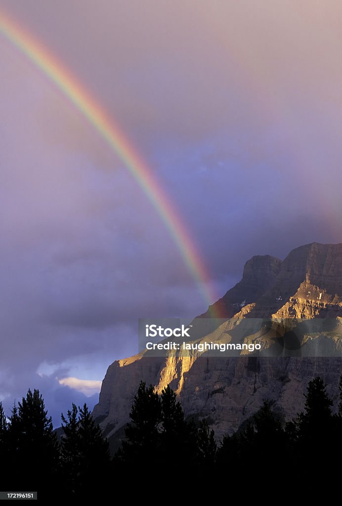 rainbow monte rundle parque nacional de banff alberta - Foto de stock de Arco iris libre de derechos