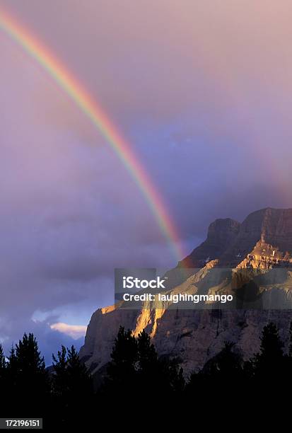 Rainbow Monte Rundle Parque Nacional De Banff Alberta Foto de stock y más banco de imágenes de Arco iris