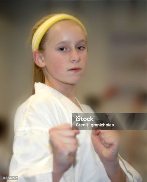 Karate Kid - zdjęcia stockowe i więcej obrazów Aktywny tryb życia - Aktywny tryb życia, Blond włosy, Bronić - czynność