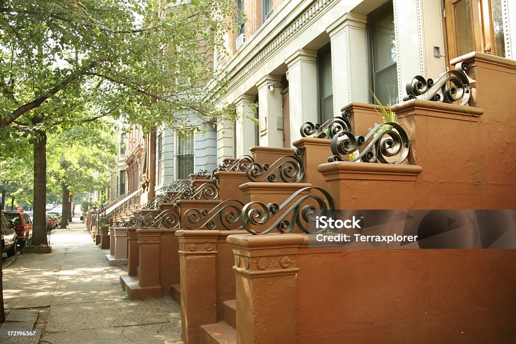 Brownstones ad Harlem - Foto stock royalty-free di Harlem