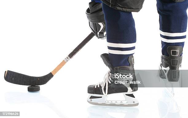 Closeup Le Gambe Del Giocatore Di Hockey - Fotografie stock e altre immagini di Attrezzatura - Attrezzatura, Sfondo bianco, Canada