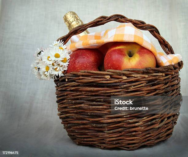 Photo libre de droit de Petite Casquette Rouge De Panier banque d'images et plus d'images libres de droit de Aliment - Aliment, Aliments et boissons, Beauté