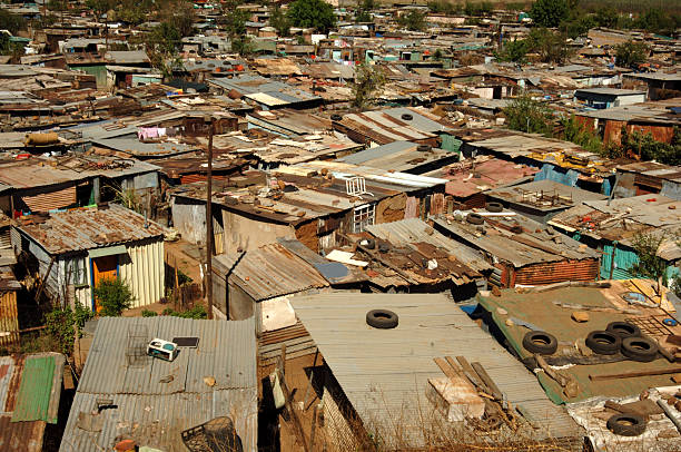 shantytown hütten soweto township south africa - underdeveloped stock-fotos und bilder