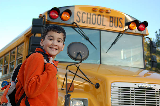uśmiech chłopiec w pobliżu autobus szkolny - handcarves lifestyle teens transportation zdjęcia i obrazy z banku zdjęć