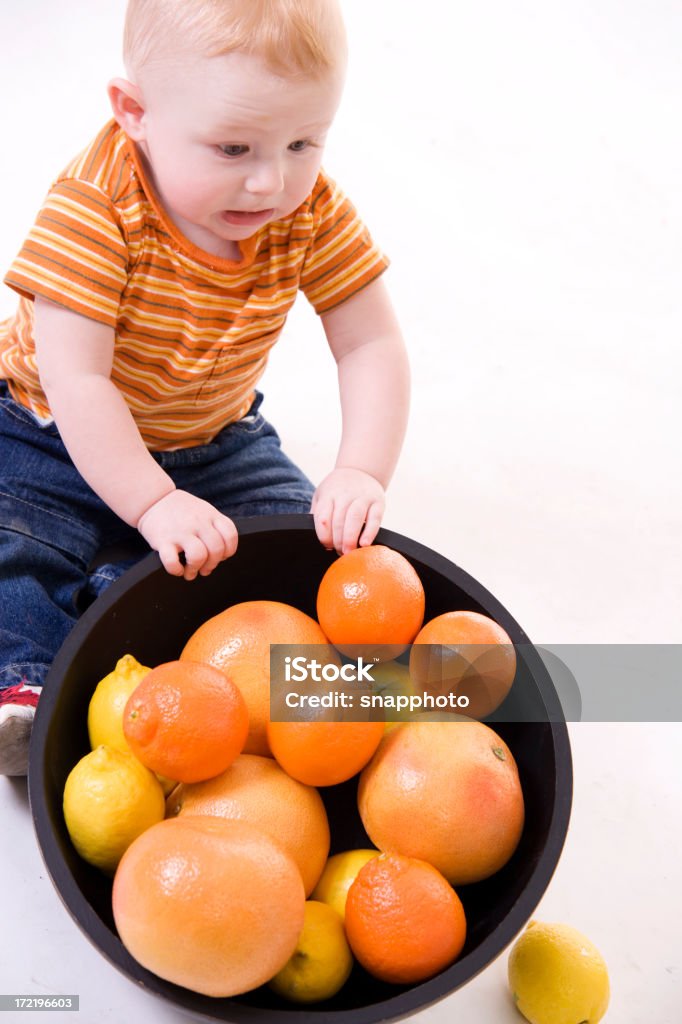 Dumping la frutta - Foto stock royalty-free di 12-17 mesi