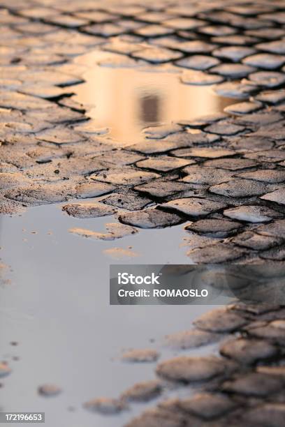 Roman De Adoquines Después De Lluvia Roma Italia Foto de stock y más banco de imágenes de Acera - Acera, Adoquinado, Agua