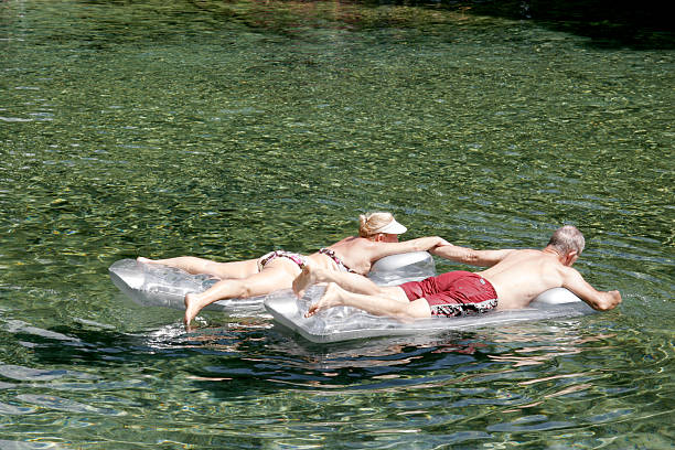 coppia virgola mobile - swimming trunks bikini swimwear red foto e immagini stock