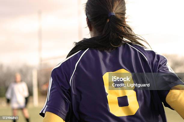 Ragazza Di Calcio - Fotografie stock e altre immagini di Calcio - Sport - Calcio - Sport, Posizione sportiva, Bambine femmine