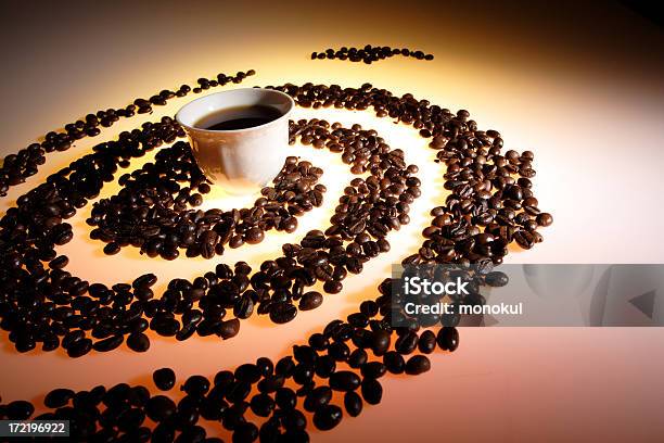 Kaffeebohnen Und Eine Tasse Stockfoto und mehr Bilder von Beleuchtungstechnik - Beleuchtungstechnik, Espresso, Fotografie