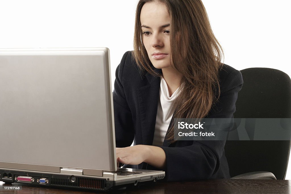 Joven mujer que trabaja con ordenador portátil - Foto de stock de 20-24 años libre de derechos