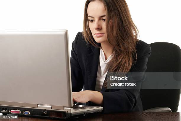 Joven Mujer Que Trabaja Con Ordenador Portátil Foto de stock y más banco de imágenes de 20-24 años - 20-24 años, Adulto, Adulto joven