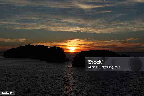 Tramonto Tra Due Pietre - Fotografie stock e altre immagini di Acqua - Acqua, Ambientazione esterna, Ambientazione tranquilla