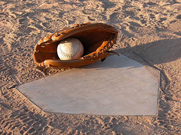 étiquette de la home base - baseball baseballs catching baseball glove photos et images de collection