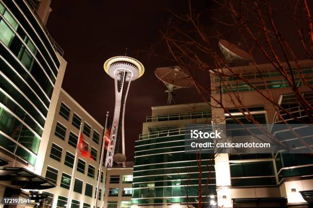 Antena Parabólica Y Space Needle Por La Noche Foto de stock y más banco de imágenes de Aguja espacial - Aguja espacial, Seattle, Antena parabólica