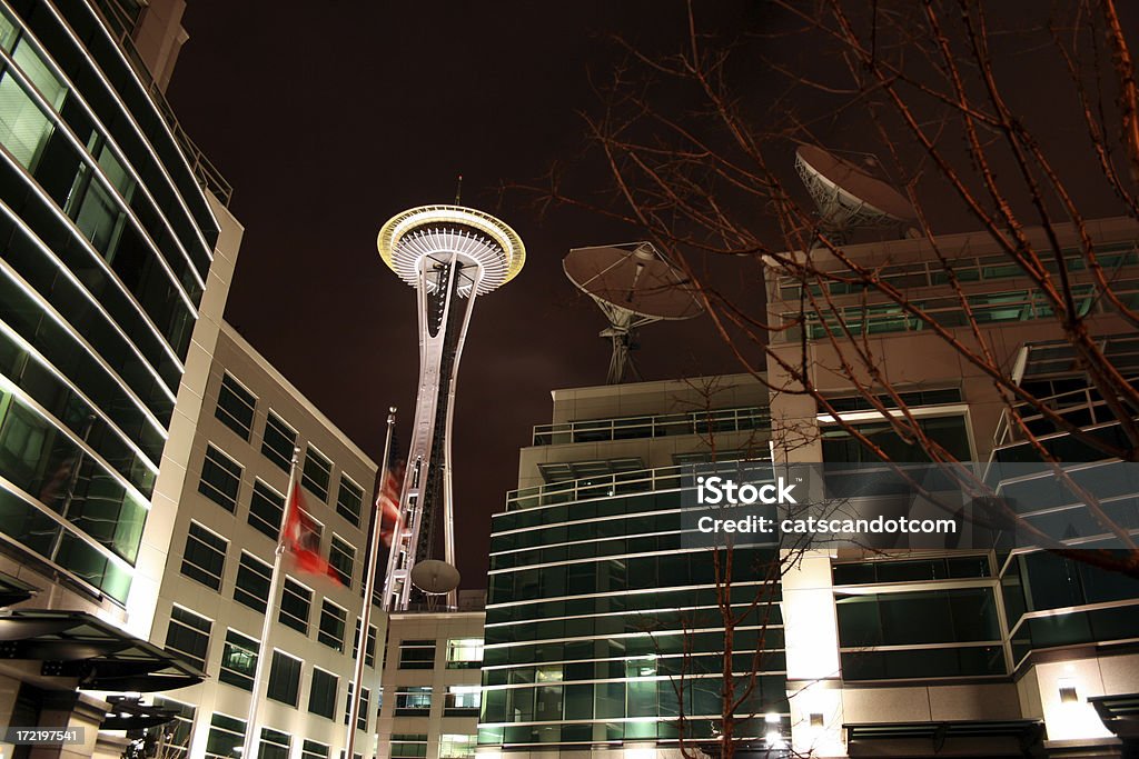 Antena parabólica e Space Needle, à noite - Foto de stock de Seattle royalty-free