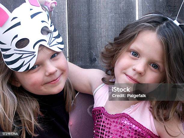 Halloween Niñas Foto de stock y más banco de imágenes de Belleza de la naturaleza - Belleza de la naturaleza, Celebración - Acontecimiento, Conformidad